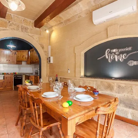 Gozitan Farmhouse Pool & Jacuzzi - Pp 2 - Happy Villa *