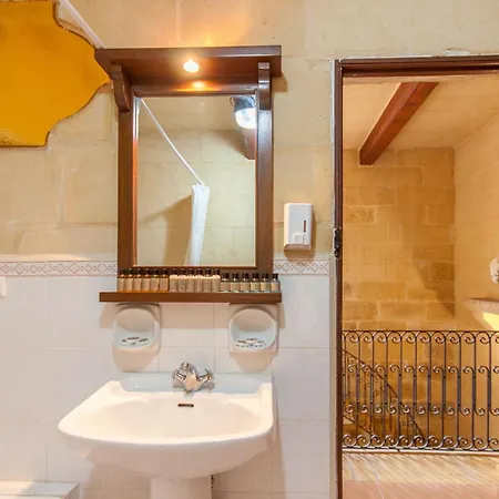 Gozitan Farmhouse Pool & Jacuzzi - Pp 2 - Happy Villa