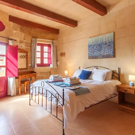 Gozitan Farmhouse Pool & Jacuzzi - Pp 2 - Happy Villa Il-Wilga