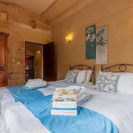 Gozitan Farmhouse Pool & Jacuzzi - Pp 2 - Happy Villa *