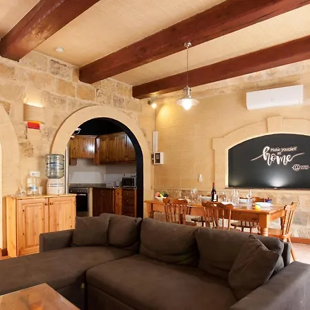 Gozitan Farmhouse Pool & Jacuzzi - Pp 2 - Happy Villa Il-Wilga
