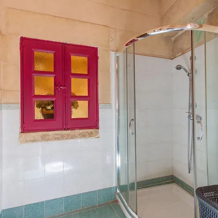 Gozitan Farmhouse Pool & Jacuzzi - Pp 2 - Happy Βίλα Il-Wilga