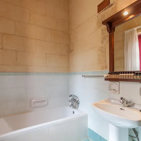 Gozitan Farmhouse Pool & Jacuzzi - Pp 2 - Happy * Il-Wilga