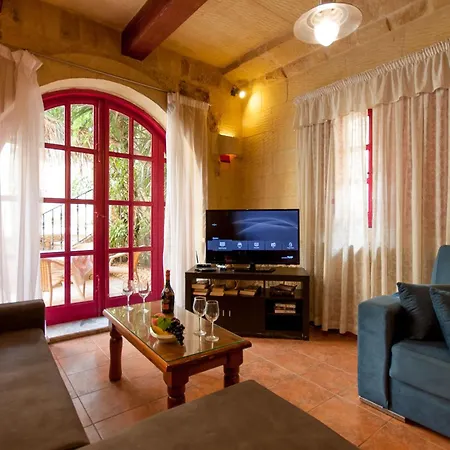 Gozitan Farmhouse Pool & Jacuzzi - Pp 2 - Happy