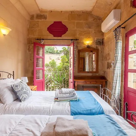 Gozitan Farmhouse Pool & Jacuzzi - Pp 2 - Happy