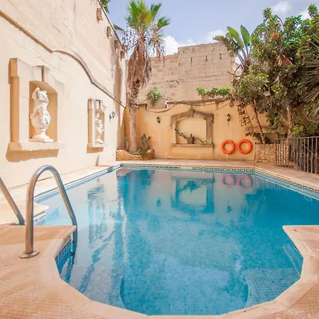 Gozitan Farmhouse Pool & Jacuzzi - Pp 2 - Happy Βίλα Il-Wilga